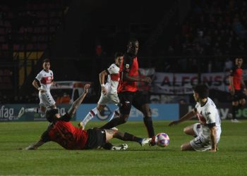 Colón lució después de mucho tiempo camiseta roja con vivos negros