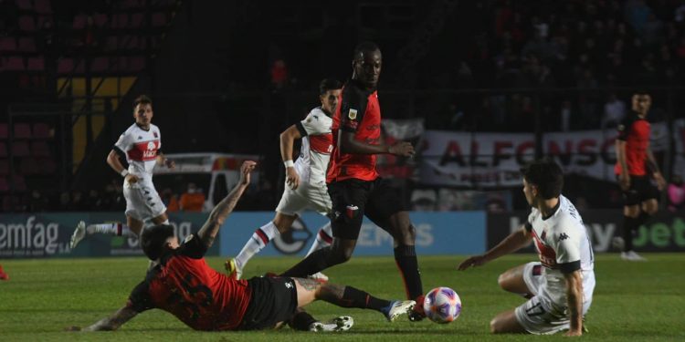 Colón lució después de mucho tiempo camiseta roja con vivos negros