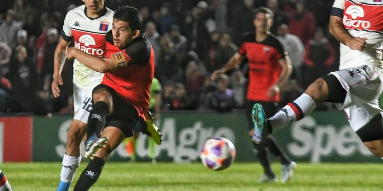 De la mano de Chupete y con los goles del Pulga, Colón volvió a sonreír