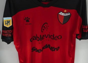 Colón lució después de mucho tiempo camiseta roja con vivos negros