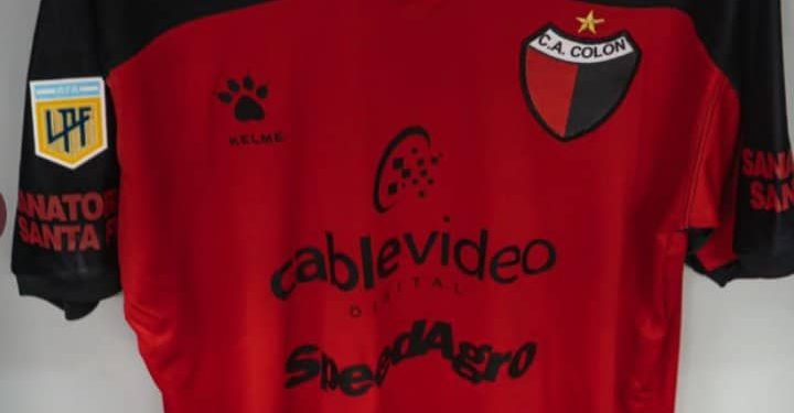 Colón lució después de mucho tiempo camiseta roja con vivos negros