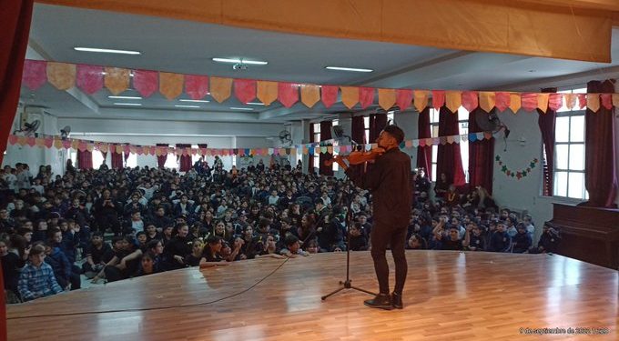 Video: tocó «Soy Sabalero» con su violín y así reaccionaron los alumnos