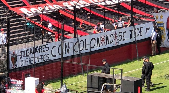 La bandera amenazante que apareció en la previa del encuentro entre Colón y San Lorenzo