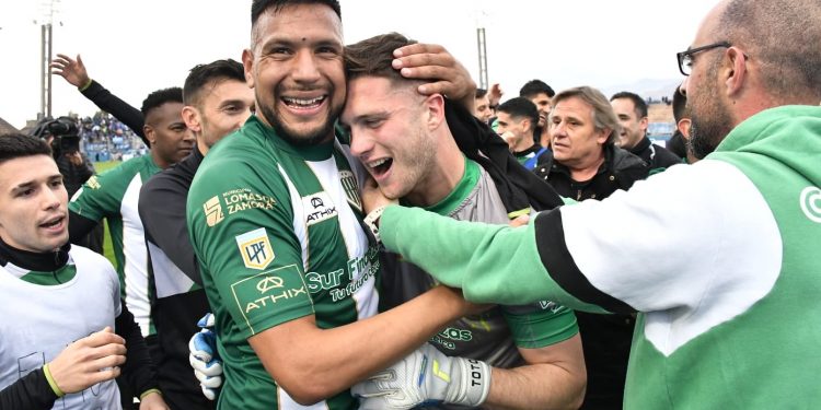 Con su arquero como figura, Banfield pasó a las semifinales de Copa Argentina