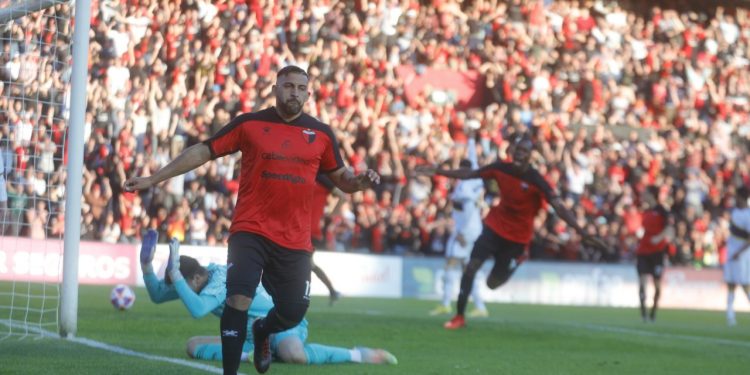 «Cada cosa que no salga, es porque estás gordo: si hacés goles, estás flaco y sos rubio de ojos celestes»