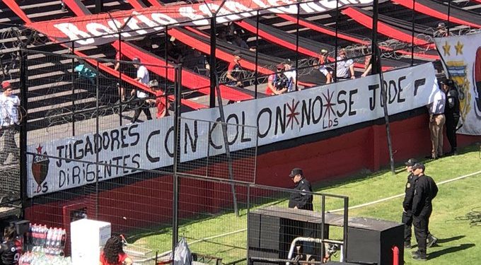 El intimidatorio mensaje de la barra a jugadores y dirigentes de Colón