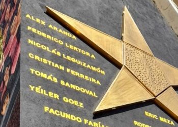 Fotos: el nuevo mural de Colón ya tiene los nombres de los jugadores campeones