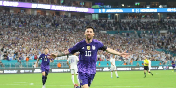 Argentina goleó a Honduras con un Messi brillante y estiró la racha ganadora