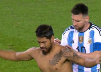 Misterio develado: cómo le quedó la firma de Messi al hincha que invadió la cancha