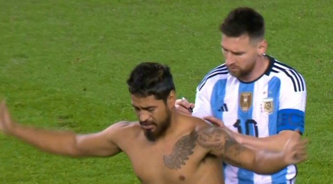 Misterio develado: cómo le quedó la firma de Messi al hincha que invadió la cancha