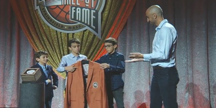 Histórico: Ginóbili recibió el saco naranja para ingresar hoy al Salón de la Fama