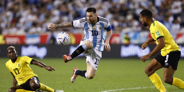 Con un gran doblete de Messi, Argentina goleó a Jamaica