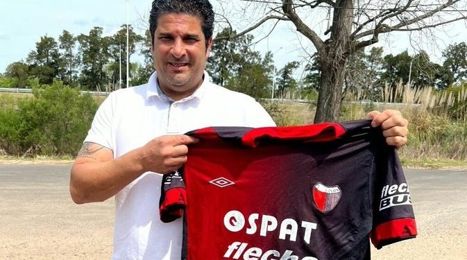Los hinchas de Colón se manifestaron en redes luego de que Saralegui pose con la camiseta 2013/2014