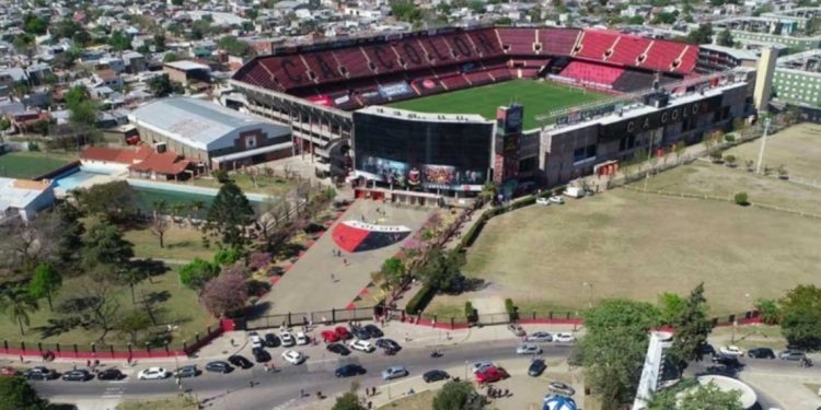 Colón emitió un anuncio para los socios abonados al estacionamiento