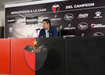 Video: el momento en que se corta la luz mientras Saralegui daba la conferencia de prensa