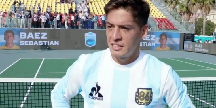 Sebastián Báez ganó en Napoli y festejó con una camiseta de Diego Maradona