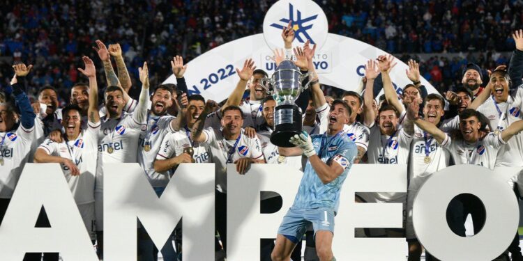 Doblete y campeón: la gran tarde de un ex Colón en Uruguay
