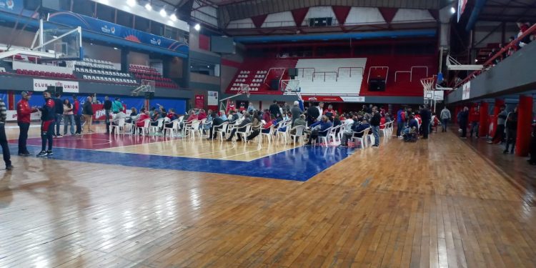 Comenzó una ruidosa Asamblea en Unión