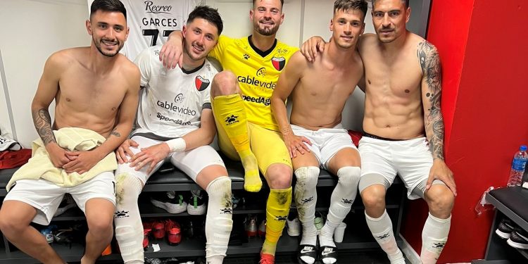 La alegría de Nacho compartida con sus compañeros en el vestuario visitante