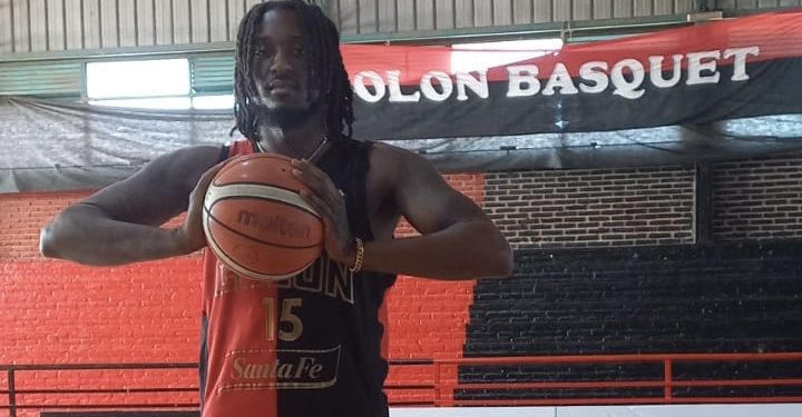 Russell ya está en la ciudad y se suma al plantel de básquet de Colón