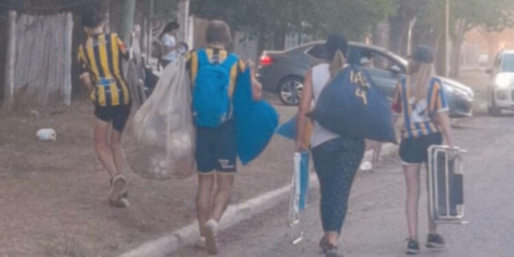 Presidente, jugador ¿Y también utilero?: la foto del Polaco Bastía que se hizo viral