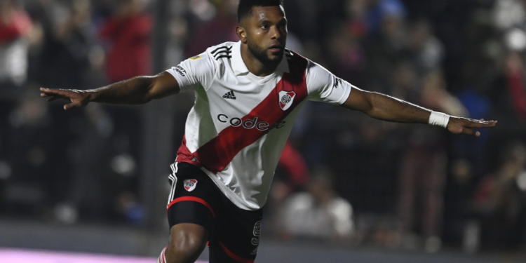 River ganó en Paraná y sigue en la lucha por el campeonato