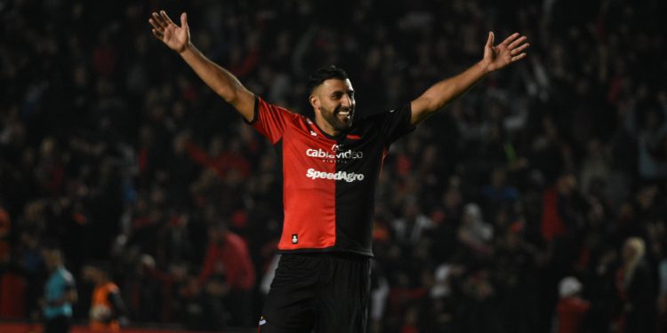 Un ex DT de Unión quiere a Wanchope para el 2023