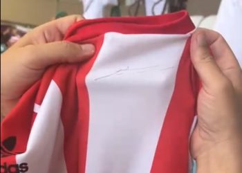 Emir de Qatar firmó la camiseta de Unión