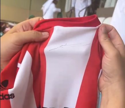 Emir de Qatar firmó la camiseta de Unión