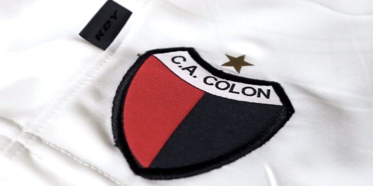 Colón le dio la bienvenida a su nueva marca de indumentaria