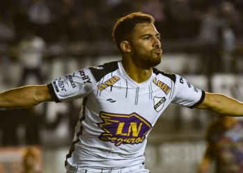 Colón sigue los pasos de un delantero del Ascenso, pero no está sólo en la búsqueda