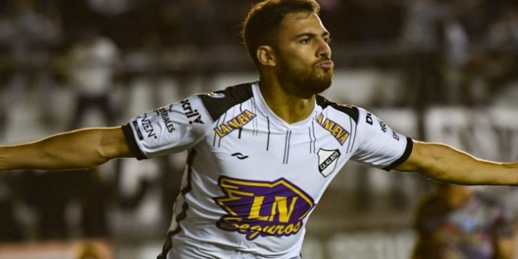 Colón sigue los pasos de un delantero del Ascenso, pero no está sólo en la búsqueda