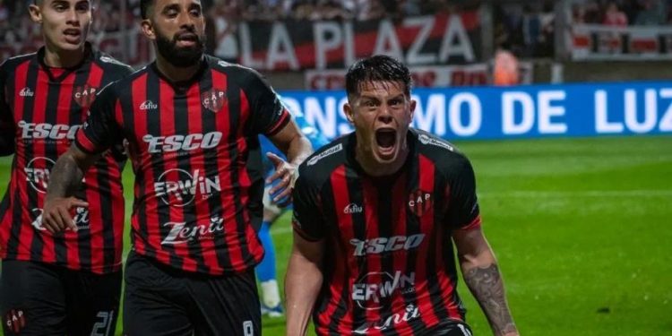 Los buscan varios y Colón estaría metido en la pelea por un delantero