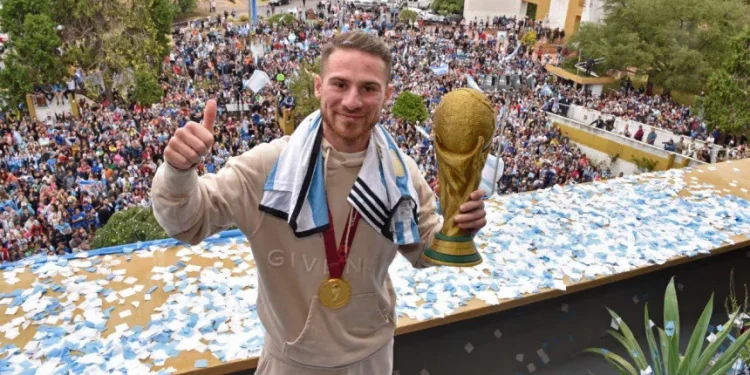 «Es un orgullo para todos los argentinos», la palabra de Mac Allister una vez que llegó a La Pampa