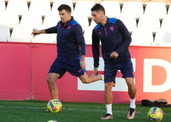 Acuña decidió no operarse de la pubalgia en su regreso al Sevilla