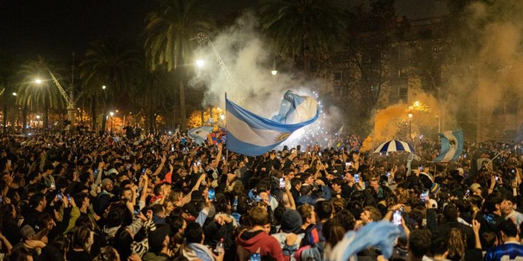 Hinchas argentinos convocaron a una marcha para exigir más entradas