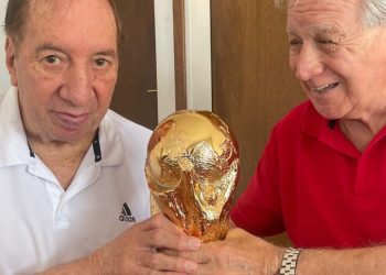 La emotiva foto de Bilardo con la Copa del Mundo