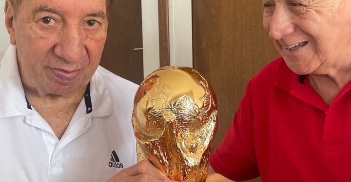 La emotiva foto de Bilardo con la Copa del Mundo