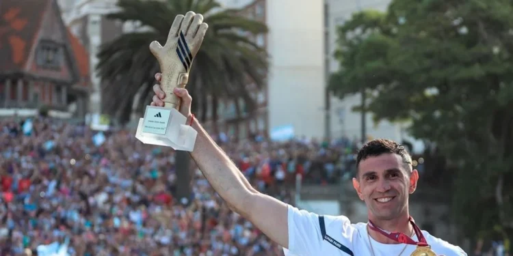 Emiliano Martínez fue homenajeado en Mar del Plata, su tierra natal