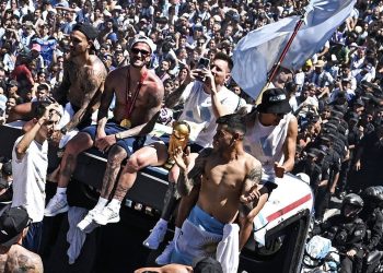 El festejo histórico por el título mundial finalizó con la Selección sobrevolando a los hinchas