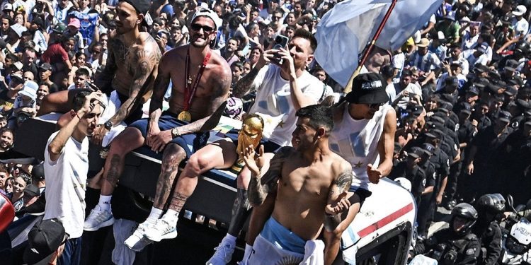 El festejo histórico por el título mundial finalizó con la Selección sobrevolando a los hinchas