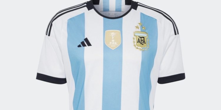 La nueva camiseta de Argentina con tres estrellas se agotó en pocas horas