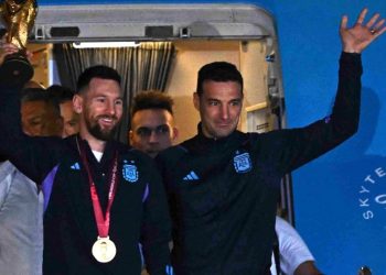 Llegó el campeón: la selección tocó suelo argentino