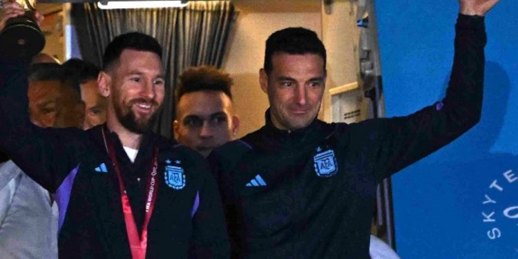 Llegó el campeón: la selección tocó suelo argentino