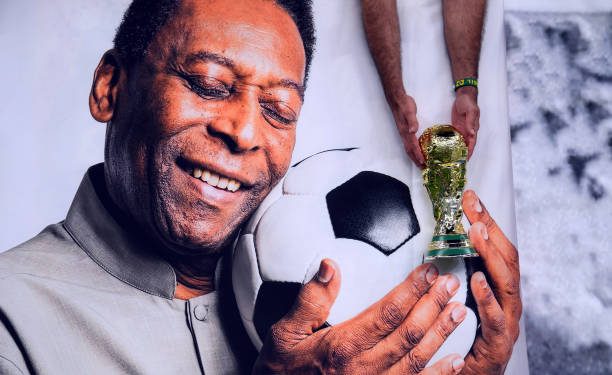 Pelé sigue luchando por su vida: tuvo COVID-19