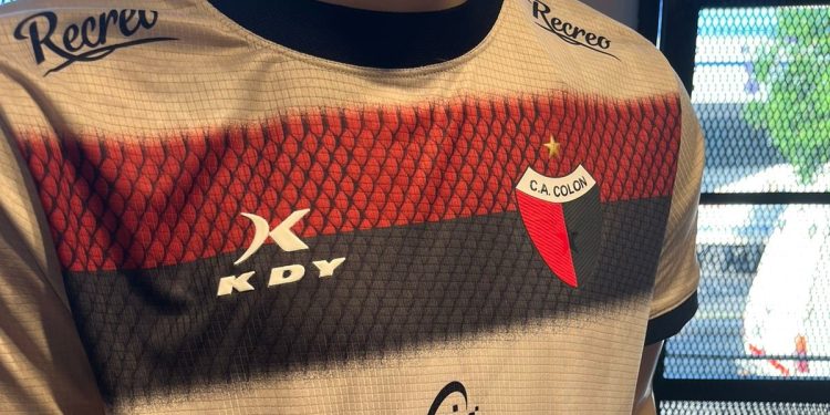 Te mostramos toda la nueva indumentaria deportiva de Colón para el 2023