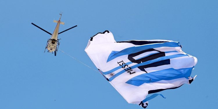 La camiseta gigante de Lionel Messi flameó en el cielo rosarino