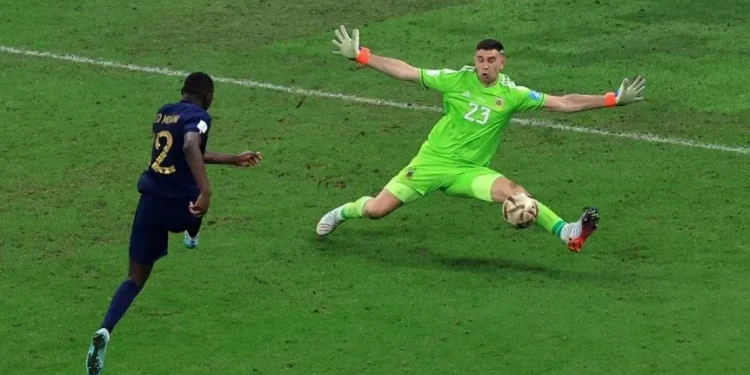 El álbum de fotos de la FIFA para entender la importancia del Dibu para ganar la Copa