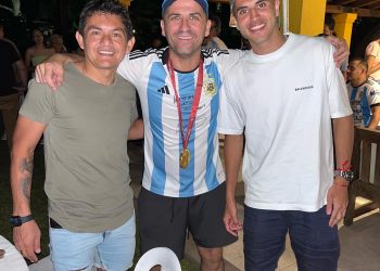 El Pulga sigue en Tucumán y posó junto a un campeón del mundo
