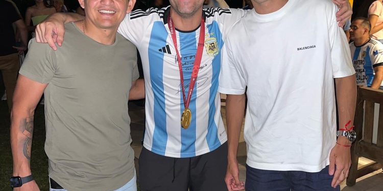 El Pulga sigue en Tucumán y posó junto a un campeón del mundo